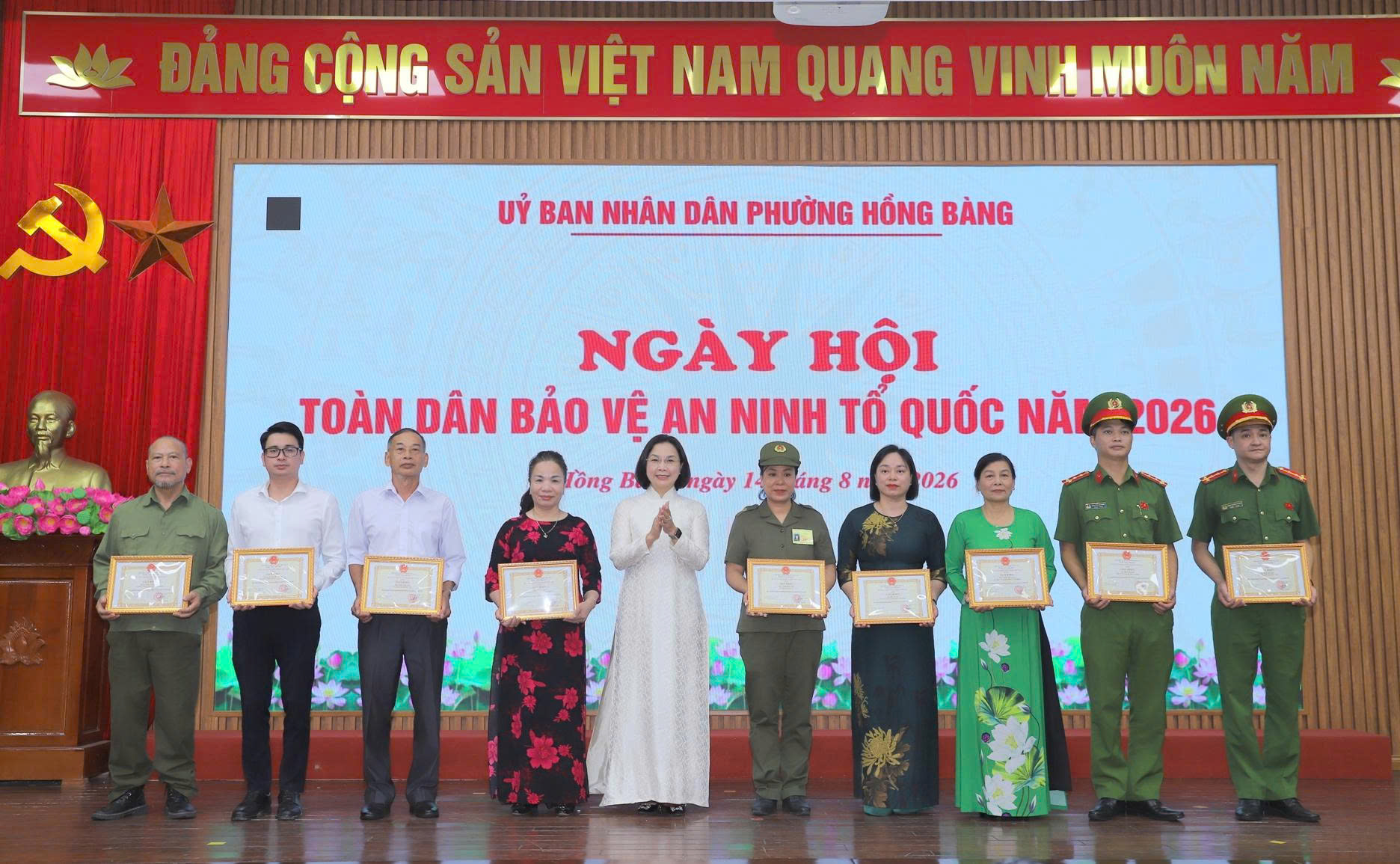 Khen thưởng 11 tập thể, 9 cá nhân trong Ngày hội toàn dân bảo vệ ANTQ phường Hồng Bàng